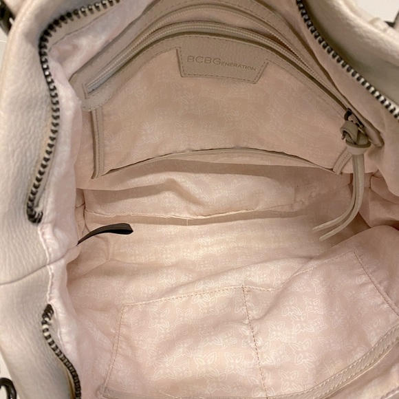 Pre-owned. BCBG Generation handbag with crossbody Strap. - Picture 4 of 6